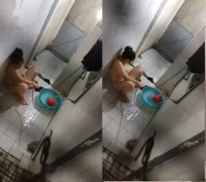 Quay lén em hàng xóm thủ dâm lúc tắm sướng co dật