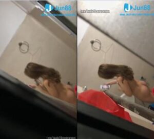 Quay lén em phòng bên tự sướng lúc tắm