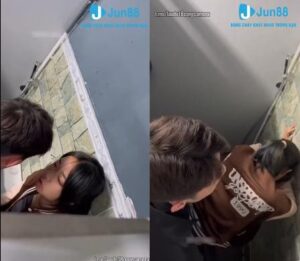 Cặp đôi học sinh lớp 10 bị quay lén khi địt nhau trong toilet quán nhậu